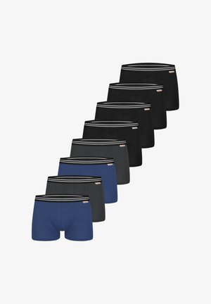 Syv par herreboxershorts i sort, navy og mørkegrå, stabt diagonalt med stribede taljebånd og små logoer.