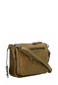 Borsa a tracolla in pelle marrone con hardware argentato, tasca con zip, tracolla regolabile e finitura testurizzata. Forma rettangolare compatta.