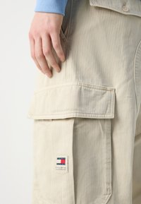 Tommy Jeans AIDEN BAGGY - Cargo trousers - beige