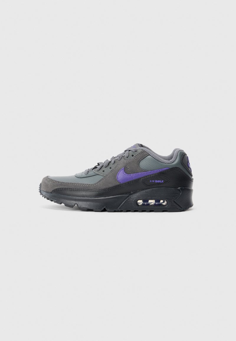 Χαμηλά Nike Air Max sneakers σε γκρι, μαύρο και μωβ, με ορατό αερόσακο στη σόλα, εκτεθειμένα σε λευκό φόντο.