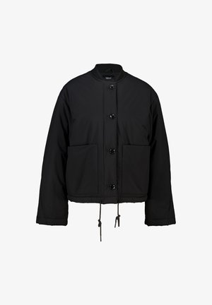 Chaqueta negra corta hecha de tejido acolchado, con un cuello redondo, botones frontales, dos grandes bolsillos y un cordón ajustable en el dobladillo.