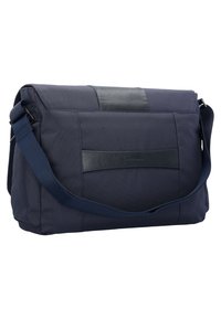 Borsa a tracolla di colore navy realizzata in tessuto testurizzato con un accento in pelle liscia. Presenta una tracolla regolabile e una chiusura a patta.