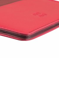 Portafoglio in pelle rosa con dettagli in marrone scuro, caratterizzato da una superficie liscia e linee pulite. Bordatura piegata e dettagli di brand sottili visibili.