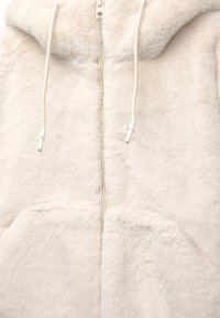 Hanorac cu glugă din blană sintetică de culoare alb-crem, cu fermoar complet, două buzunare frontale și glugă cu șnur. Textură moale cu un luciu subtil.