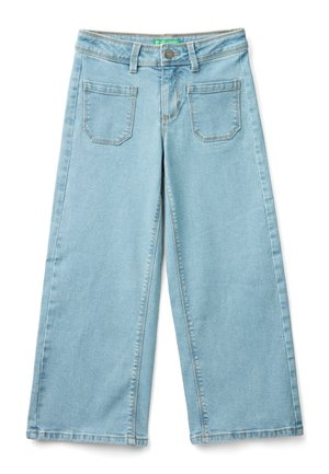 Hellblaue Jeans mit weitem Bein, vorderen aufgesetzten Taschen, Gürtelschlaufen, Knopfverschluss und sichtbaren Nähten auf weißem Hintergrund.