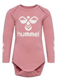 Długi rękaw bodysuit dla niemowląt w delikatnym różowym kolorze, z białym logo i akcentami. Wykonany z bawełny z zapięciem na zatrzaski na dole.