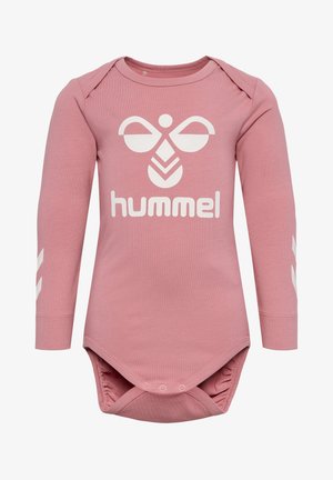 Długi rękaw bodysuit dla niemowląt w delikatnym różowym kolorze, z białym logo i akcentami. Wykonany z bawełny z zapięciem na zatrzaski na dole.