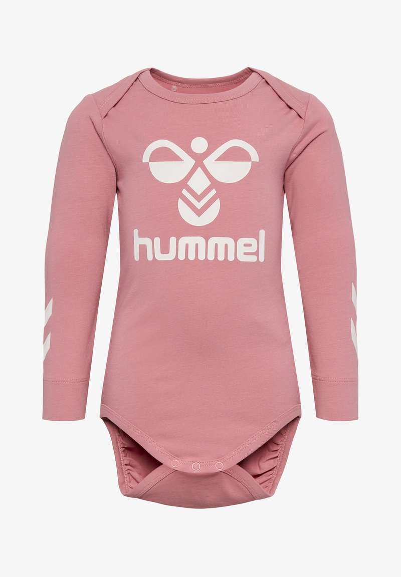 Długi rękaw bodysuit dla niemowląt w delikatnym różowym kolorze, z białym logo i akcentami. Wykonany z bawełny z zapięciem na zatrzaski na dole.