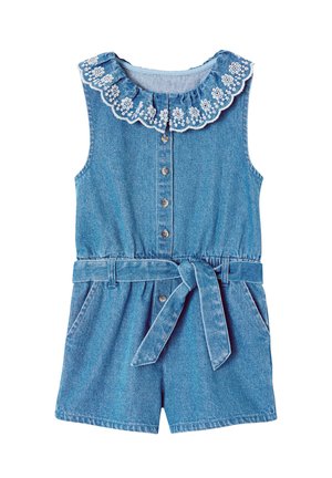 Ärmelloser blauer Jeans-Overall mit Knopfleiste, Taillengürtel, Seitentaschen und einem Rüschenkragen, der mit weißen Blumenmustern bestickt ist.