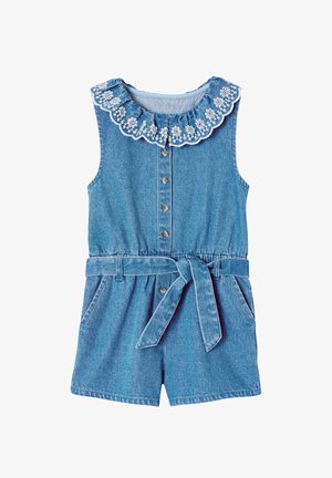 Ärmelloser blauer Jeans-Overall mit Knopfleiste, Taillengürtel, Seitentaschen und einem Rüschenkragen, der mit weißen Blumenmustern bestickt ist.