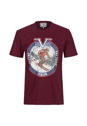 Weinrotes T-Shirt mit kurzen Ärmeln mit einer Vintage-Grafik eines Skifahrers in orangefarbener Ausrüstung, Bäume im Hintergrund und Text "1969 Alpine Ski Team Italia."