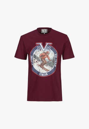 Weinrotes T-Shirt mit kurzen Ärmeln mit einer Vintage-Grafik eines Skifahrers in orangefarbener Ausrüstung, Bäume im Hintergrund und Text "1969 Alpine Ski Team Italia."