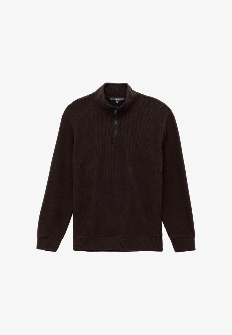 Pull à zip marron avec une texture côtelée, col haut, manches longues et zip quart. Design simple sans motifs ni accents supplémentaires.
