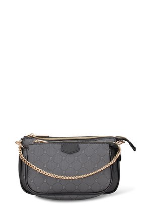 Grijze stoffen handtas met gouden kettingband, vakken met rits en logo patroon. Rechthoekige vorm met textuurdetails.