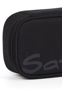 Custodia in tessuto nera con forma rettangolare arrotondata, dotata di chiusura con zip e un dettaglio del logo opaco sul lato.