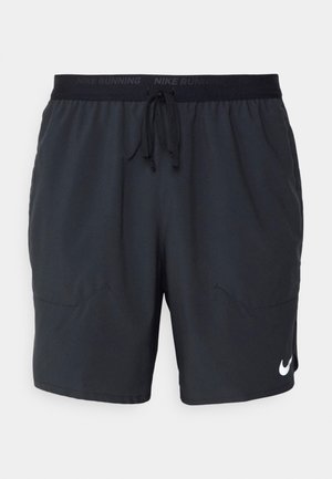Mustat Nike-juoksushortsit, joissa on nauhalla säädettävä vyötärö, kaksi sivutaskua ja valkoinen logo oikeassa alahartan. Sujuva kankaan rakenne.