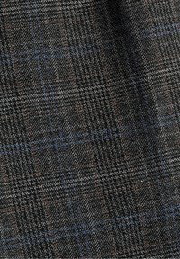 Wolmixstof met een zwart-grijs geruit patroon met blauwe en oranje accenten, met een getextureerd oppervlak.