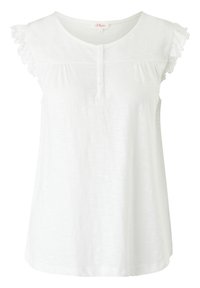 Blusa sin mangas blanca con volantes en las mangas, escote redondo, tres botones en la parte frontal y detalle de tejido fruncido debajo de los hombros.