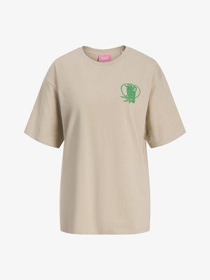 Beige t-shirt met korte mouwen van katoen, met een groene bedrukking op de linker borst. Ronde halslijn met een relaxte pasvorm.