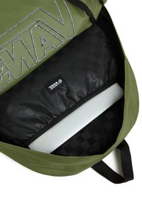 Mochila de tela verde con interior a cuadros negros, que cuenta con un compartimento para portátil y el logo de Vans bordado en la solapa exterior.