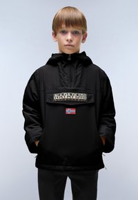 Svart, vindjacka med en framficka, med en framträdande "Napapijri"-logotyp och en norsk flagga som applikation.