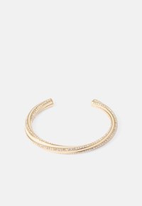 Pulseira de metal com acabamento dourado, apresentando duas bandas entrelaçadas adornadas com pequenos strass transparentes ao longo da borda externa.