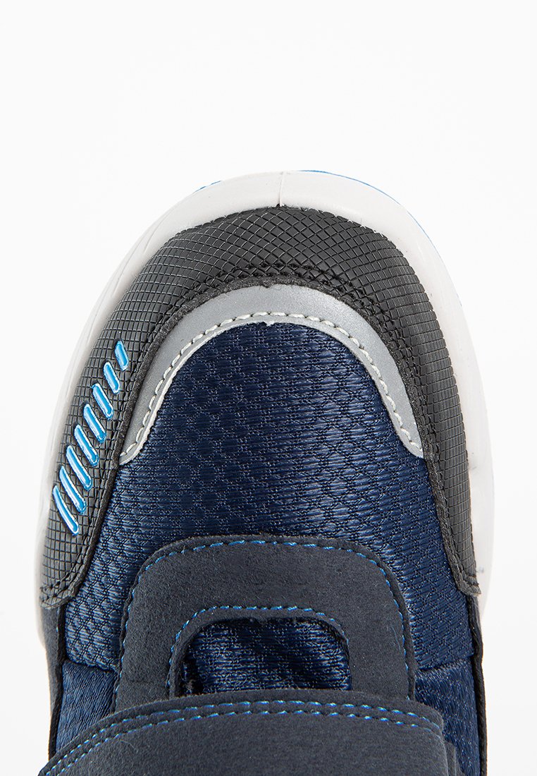 Blauer Sportschuh mit einem Obermaterial aus Mesh, grauen Akzenten, einem strukturierten Gummizehenschutz und kontrastierenden blauen Nähten.