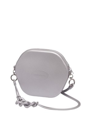 Borsa ottagonale in argento realizzata in materiale testurizzato. Presenta una chiusura con zip e una tracolla intrecciata removibile con hardware metallico.