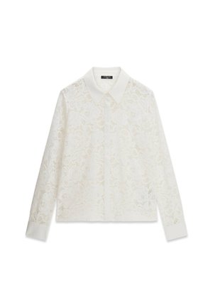 Blouse blanche à manches longues en tissu dentelle florale, col pointu et fermeture boutonnée devant, étalée à plat sur un fond blanc.