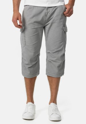 Gray cargo shorts made of lightweight fabric, featuring side pockets, a loose fit, and a knee-length cut. Paired with white sneakers.