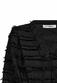 Fekete textúrájú kardigán, függőleges csíkos mintával, és rojtos szélekkel, V-nyakkivágással. A "co'couture" felirattal ellátva.