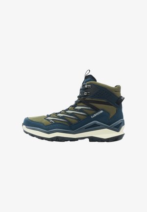 Hoge wandelschoen met marineblauwe en olijfgroene ondersteuningspanelen, vetersluiting, robuuste zool en Lowa-merklogo aan de zijkant.