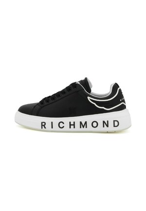Sneaker sintetici neri con dettagli bianchi. Caratteristiche includono una suola spessa, design con lacci e testo "RICHMOND" sul lato.