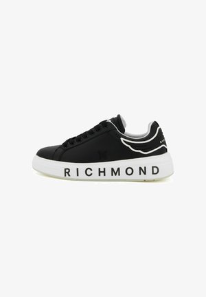 Sneaker sintetici neri con dettagli bianchi. Caratteristiche includono una suola spessa, design con lacci e testo "RICHMOND" sul lato.
