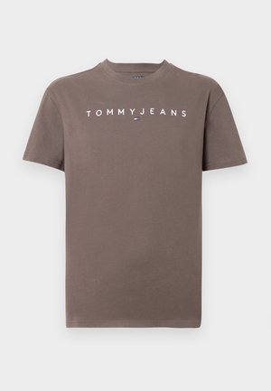 Pruun puuvillane lühikeste varrukatega t-särk, millel on rinnal valge "TOMMY JEANS" logo, ümar kaelus ja tavapärane lõige.