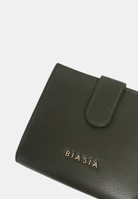 Portafoglio in pelle verde con finitura testurizzata, dotato di chiusura a scatto e marchio impresso "BIASIA" in oro.