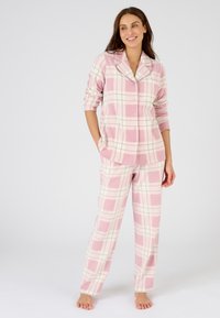 Pijamas de franela rosas con un patrón de cuadros en blanco y azul claro. La parte superior de botón tiene un cuello y bolsillos; los pantalones tienen una cintura elástica.