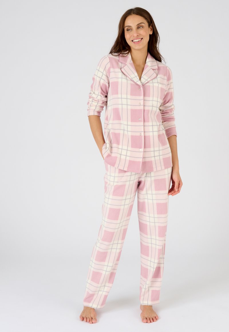 Pijamas de franela rosas con un patrón de cuadros en blanco y azul claro. La parte superior de botón tiene un cuello y bolsillos; los pantalones tienen una cintura elástica.