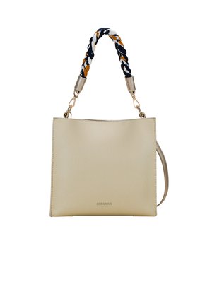 Bolso de mano de cuero beige con un asa trenzada en azul marino, blanco y naranja, con detalles en tono dorado y un diseño minimalista.