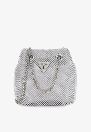 Sac à main argenté avec une surface texturée, orné de strass. Dispose de chaînes en argent et d'une plaque logo triangulaire à l'avant.
