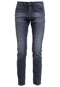 Jeans ajustados de color azul oscuro con tres botones frontales, bolsillos delanteros y detalles sutilmente desgastados.