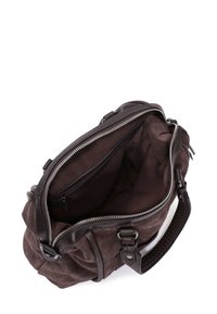 Bruine suède handtas met dubbele ritsen, gestreepte leren accenten en een zacht interieur. Voorzien van een gevlochten handvat en een ruime binnenkant.