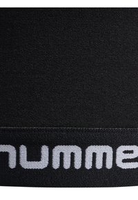 Svart tyg med en texturerad yta, prydd med ett svart elastiskt band där den vita "HUMMEL"-logotypen är vävd med fet stil längst ner.