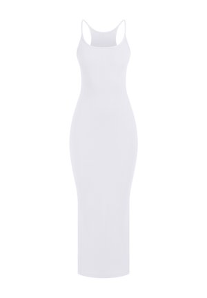 Witte geribde mouwloze midi-jurk met een aansluitende silhouet, rechte zoom en dunne schouderbandjes. Gladde textuur, minimalistisch ontwerp.