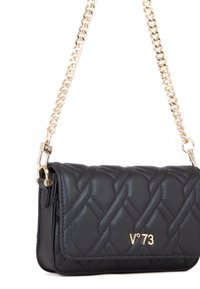 Bolso de mano de cuero negro acolchado con una correa de cadena dorada y cierre, con el logo de la marca "V°73" en la parte frontal.