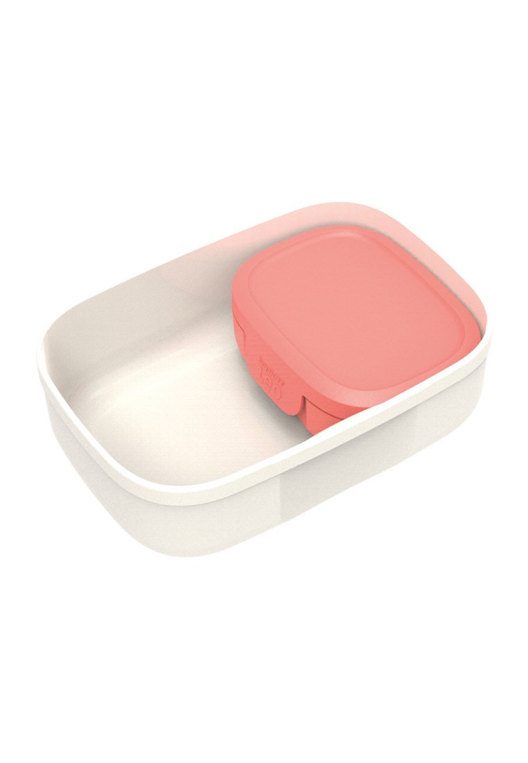 Biały prostokątny pojemnik z zaokrąglonymi krawędziami, w którym znajduje się mniejszy koralowy prostokątny pojemnik z zamkniętą pokrywką.
