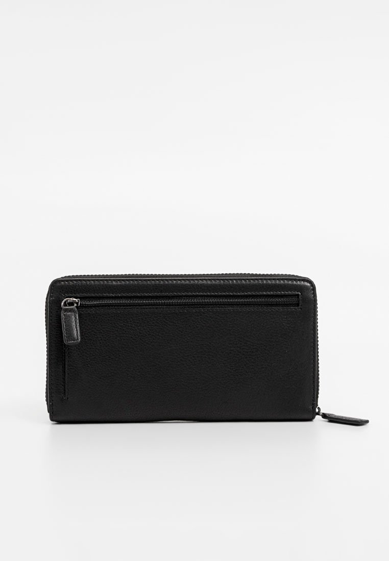 Portafoglio in pelle nera con chiusura a zip, superficie testurizzata e forma rettangolare elegante. Presenta un piccolo etichetta attaccata alla zip.