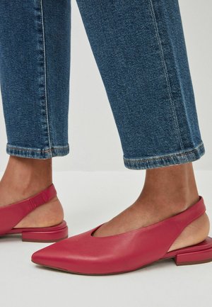 FOREVER COMFORT® LEATHER FLAT SLINGBACKS - Escarpins - red