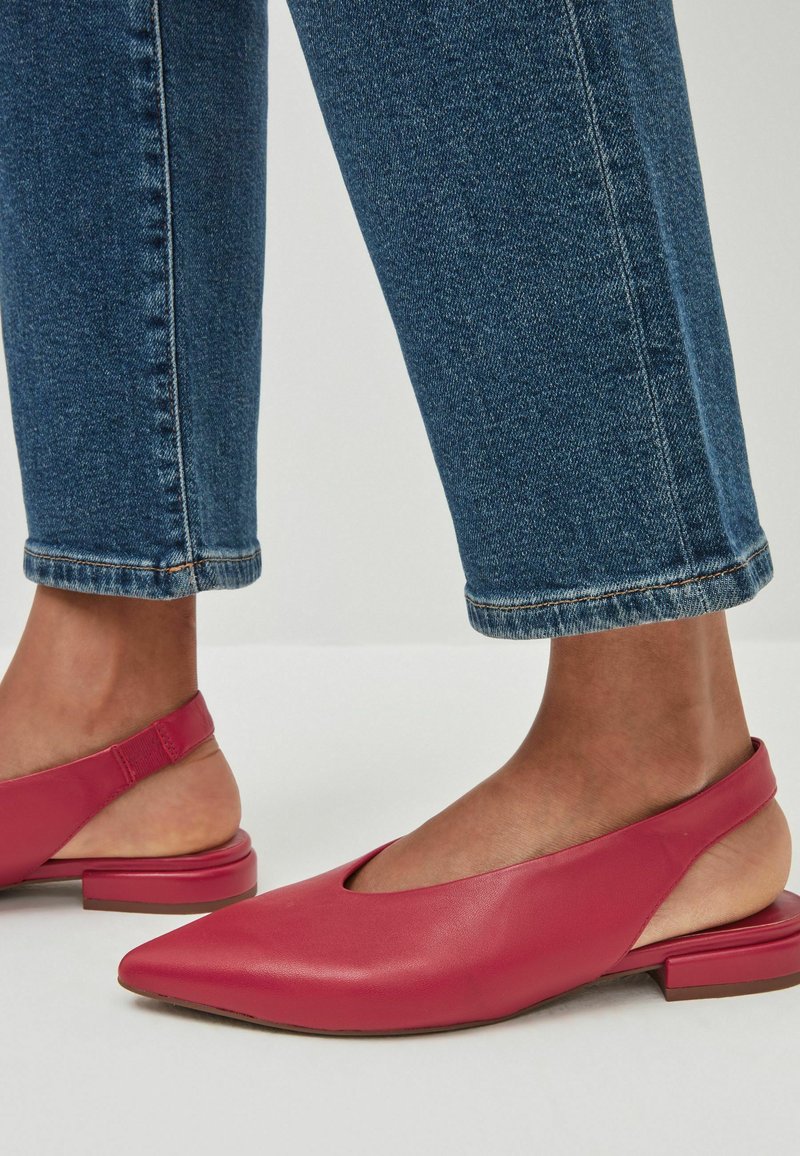 Next - FOREVER COMFORT® LEATHER FLAT SLINGBACKS - Klasszikus sarkú cipők - red, Nagyítás