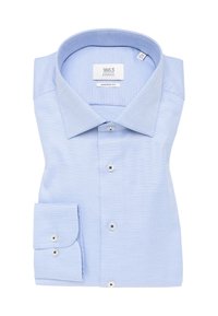 Lichtblauwe, gestructureerde shirt netjes gevouwen; heeft een spread collar en knoopsluiting aan de voorkant, met een enkele knoopmanchet op de linkermouw.